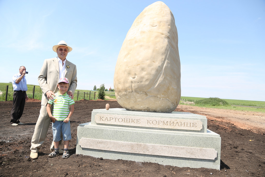 Мелеуз. В 2015 году в Столяровке установлен памятник картошке, которая спасала село во все годы лихолетья
